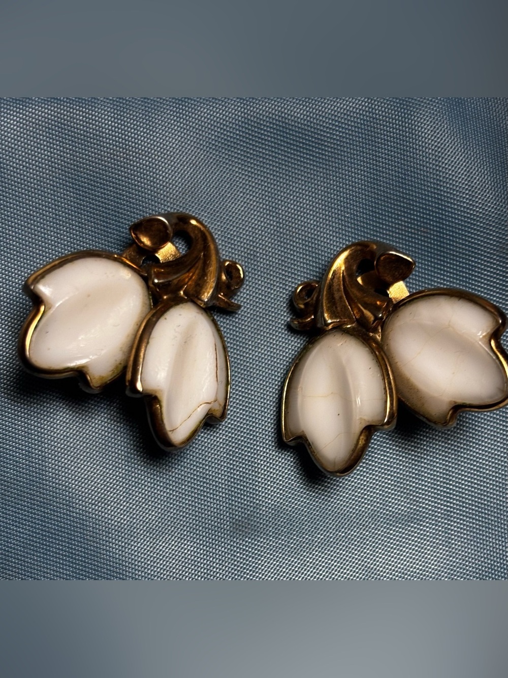 Vintage Crown Trifari Milk Glass Flower Clip-On Earrings Gold Tone Floral
